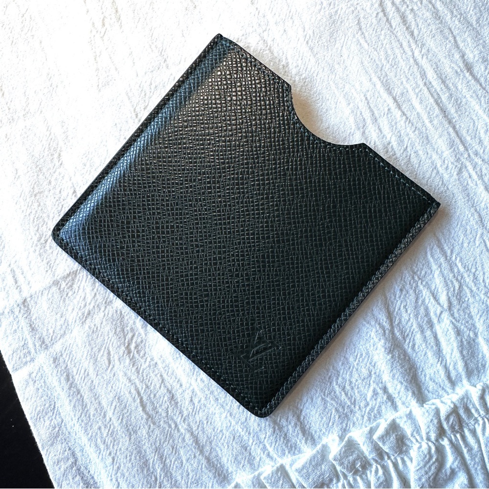 Excellent condition Authentic Louis Vuitton Taiga Leather Wallet. Green. - Picture 15 of 16